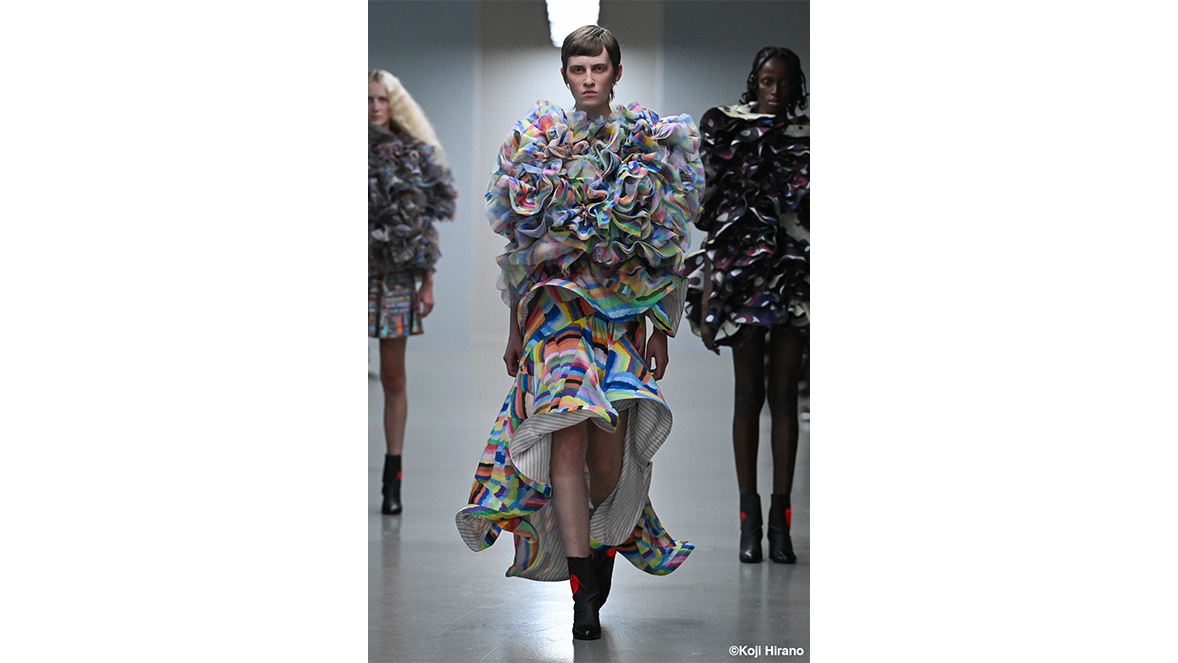 ANREALAGE’s Collection at Paris Fashion Week Spring/Summer 2026 - Outfit No. 1