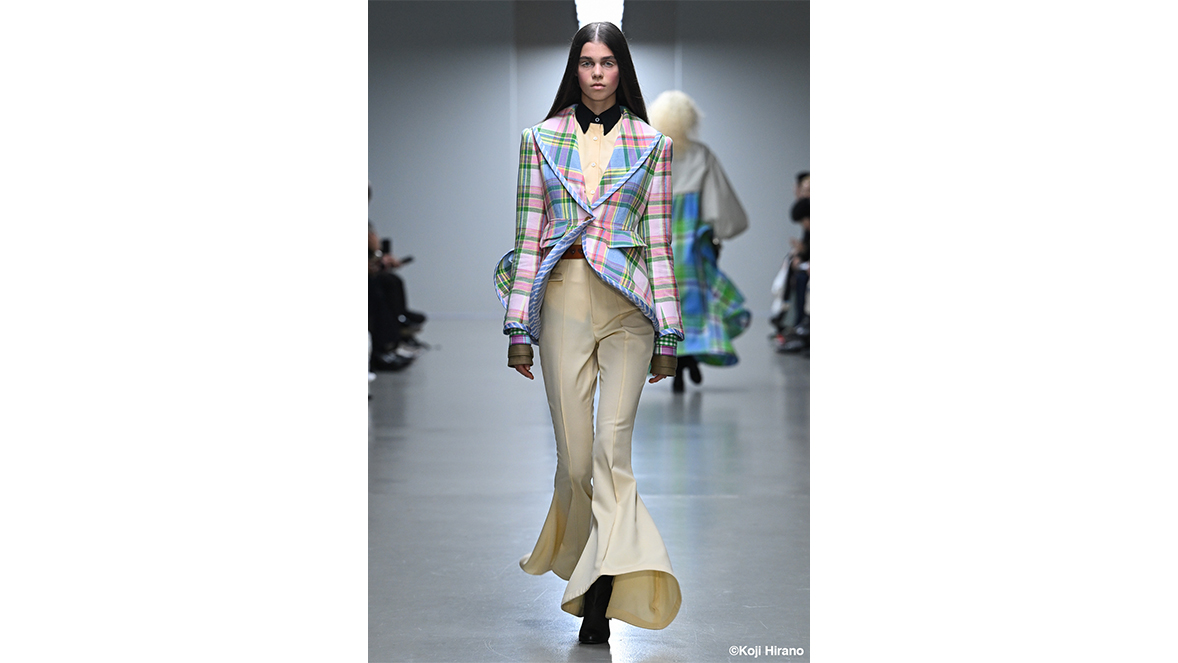 ANREALAGE’s Collection at Paris Fashion Week Spring/Summer 2026 - Outfit No. 7