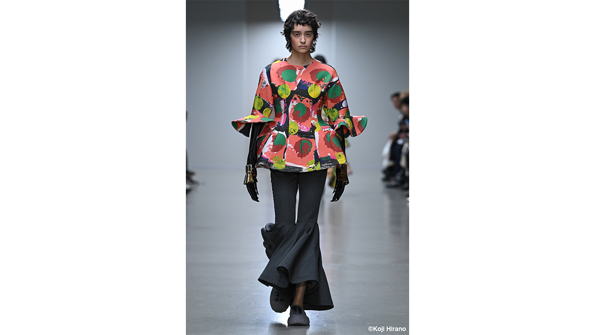 ANREALAGE’s Collection at Paris Fashion Week Spring/Summer 2026 - Outfit No. 13