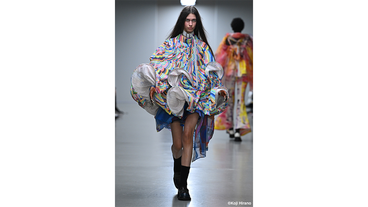ANREALAGE’s Collection at Paris Fashion Week Spring/Summer 2026 - Outfit No. 28