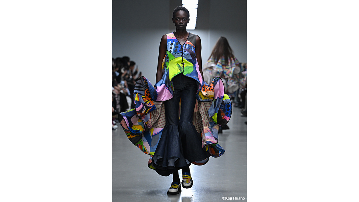 ANREALAGE’s Collection at Paris Fashion Week Spring/Summer 2026 - Outfit No. 29