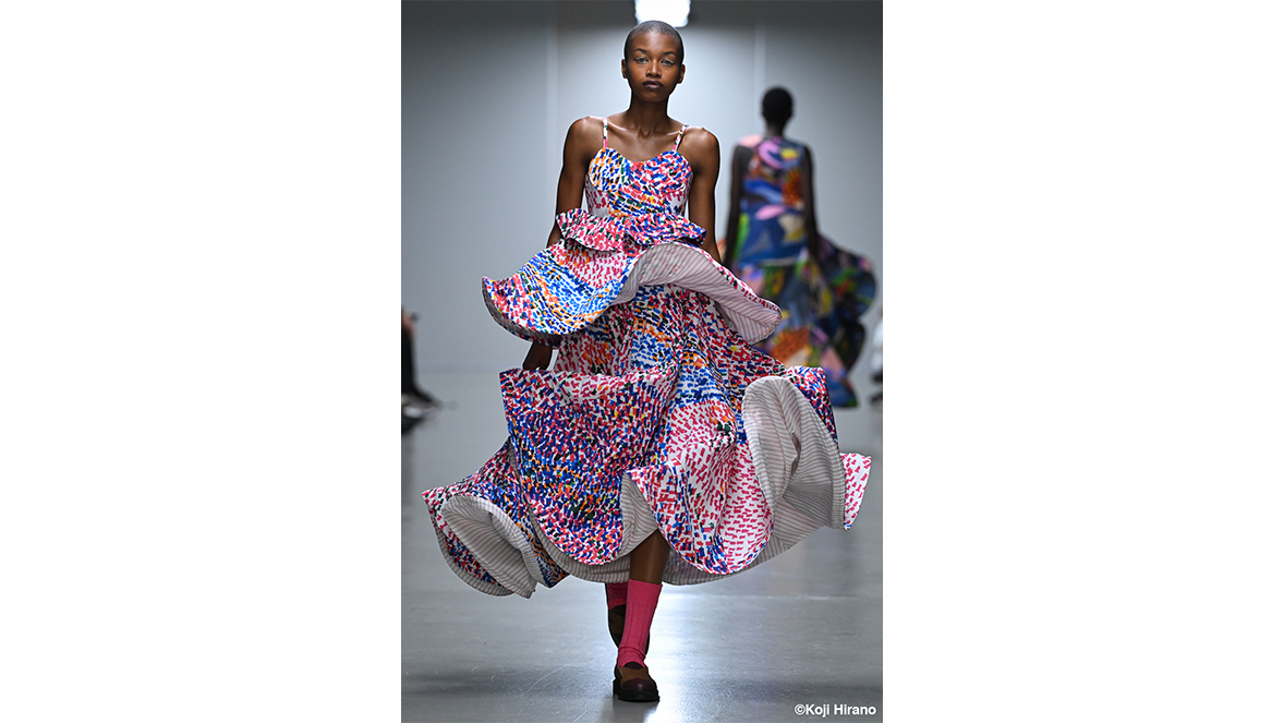 ANREALAGE’s Collection at Paris Fashion Week Spring/Summer 2026 - Outfit No. 30