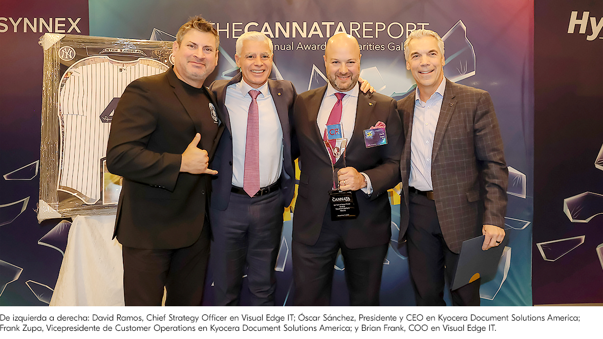 De izquierda a derecha: David Ramos, Chief Strategy Officer en Visual Edge IT; Óscar Sánchez, Presidente y CEO en Kyocera Document Solutions America, Inc.; Frank Zupa, Vicepresidente de Customer Operations en Kyocera Document Solutions America, Inc.; Brian Frank, COO en Visual Edge IT.