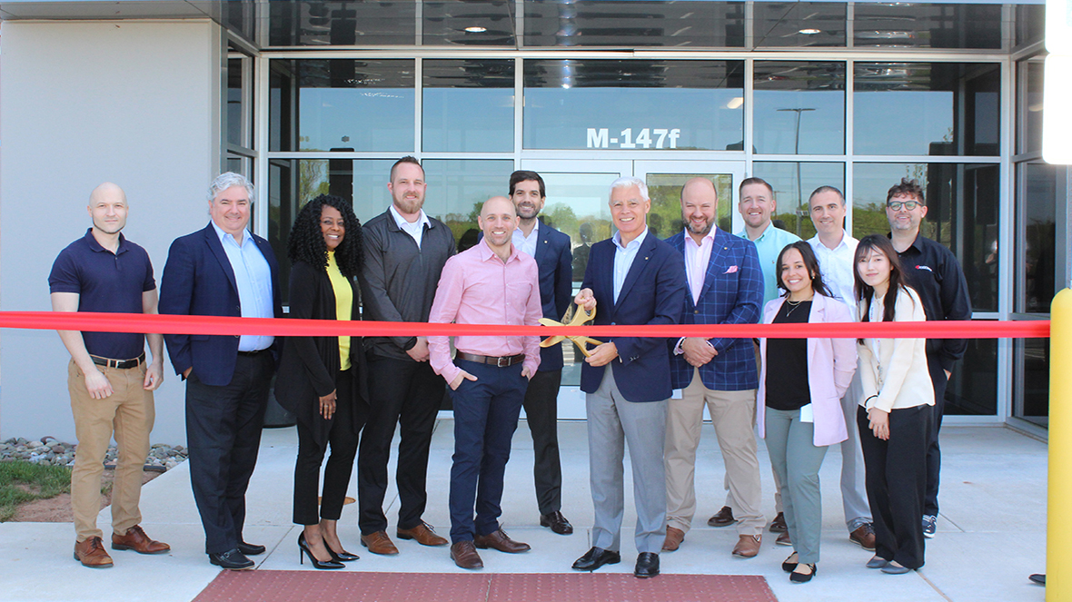 De izquierda a derecha: Kyle Wilson, Ingeniero de IT; John Arzberger, Vicepresidente de Tecnologías de la Información; Natalie Cumberbatch, Vicepresidenta de Recursos Humanos; Kyle Wilbur, Director del Centro de Distribución; Christian Mannino, Director de Operaciones Logísticas; Jose Estebanez, Vicepresidente, Marketing Corporativo; Oscar Sanchez, CEO y Presidente; Frank Zupa, Vicepresidente Senior de Operaciones; Travis Ruane, Analista de Logística; Michael Valerio, Director de Control de Inventarios; Chris Biebel, Director de Operaciones de IT; Ashley Algarin, Director de Excelencia en Operaciones Logísticas, Saki Togon, System Cordinador de IT.