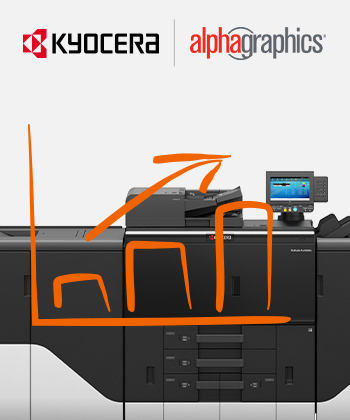 Equipo de impresión comercial utilizando la impresora inkjet de producción Kyocera TASKalfa Pro 15000c en un entorno profesional.