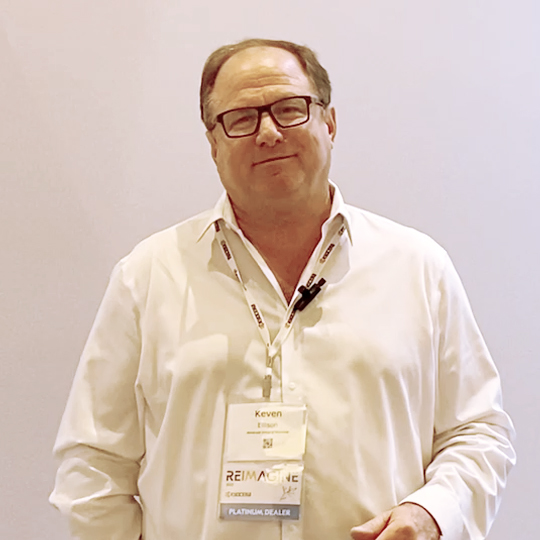 Keven Ellison, vicepresidente de marketing de AIS, se muestra optimista tras escuchar a nuestros ponentes principales.