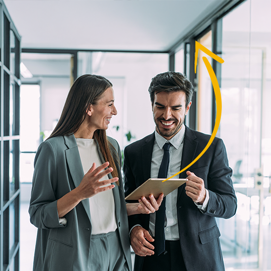 Profesionales utilizando servicios de gestión de contenido