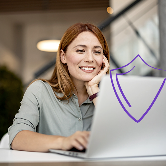 Profesionales usando software de impresión para aumentar la seguridad.