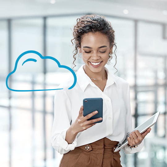 Profesional usando software de impresión para conectarse.