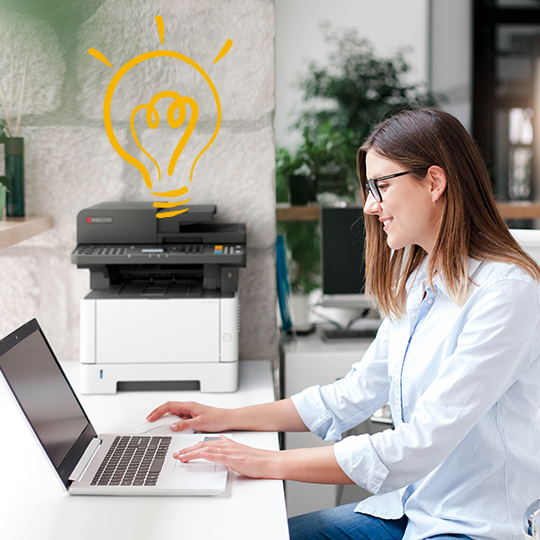 Profesional trabajando con impresora