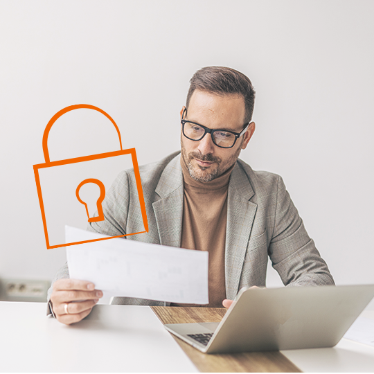 profesional protegiendo documentos sensibles