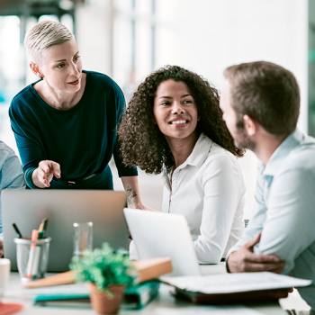Soluciones de colaboración Group of workers in discussion