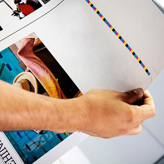 Impacto positivo en la sociedad close up of printed document
