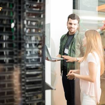¿Cuál es el futuro de la gestión de contenidos? Man and woman in front of computer servers