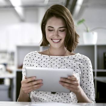 Nube y centros de datos Woman looking at tablet