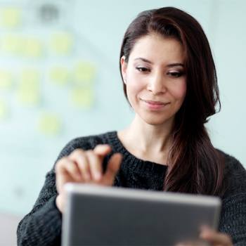Educación Woman looking at tablet
