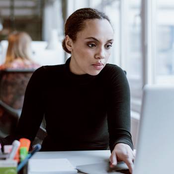 5 estrategias de ciberseguridad para las empresas girl at computer
